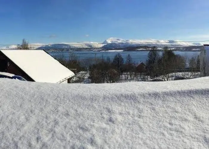 Modern Fjord View Apt Near City דירה *